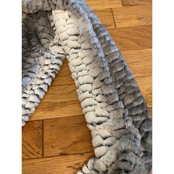 Women’s soft Plush Gray & White Infinity Scarf size 10” x 31” - Picture 3 of 5